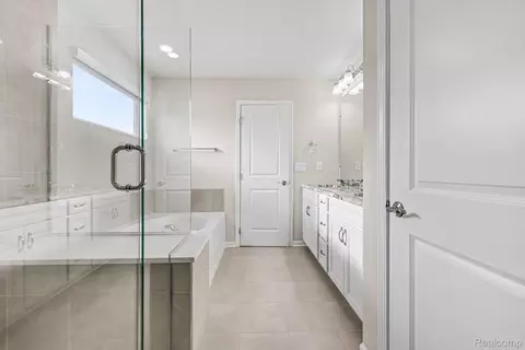 Bath - 842 Ford Mill Dr, Saline, MI 48176 photo 3 of 3