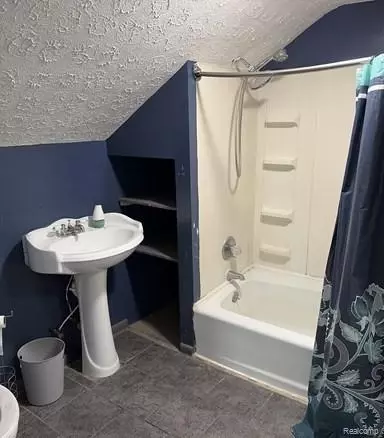 Bath - 128 E Lakeview Ave, Flint, MI 48503 photo 1 of 1