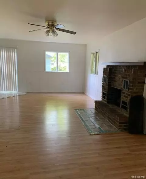 Living - 128 E Lakeview Ave, Flint, MI 48503 photo 1 of 2