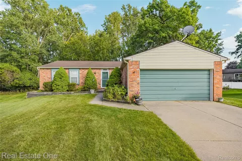 6159 Bay Ct, Waterford, MI 48327