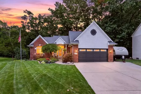 204 Pleasant Manor Dr, Waterford, MI 48327