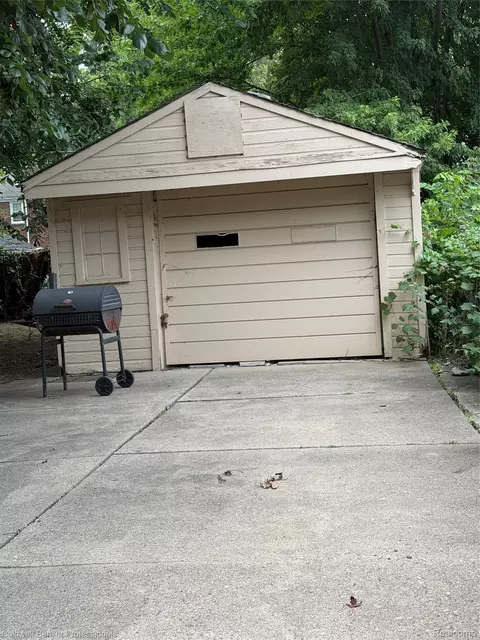 5256 Gateshead St, Grosse Pointe, MI 48236 photo 3