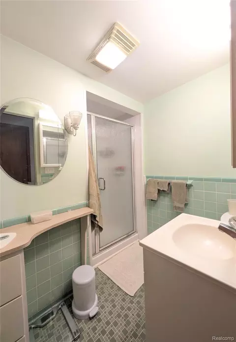 Bath - 4203 Gregor St, Mount Morris, MI 48458 photo 1 of 2