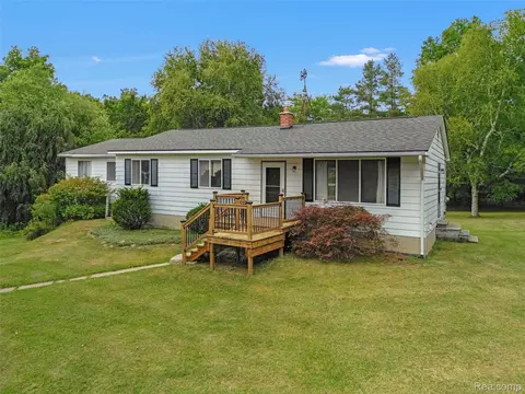 3250 Groveland Rd, Groveland, MI 48462