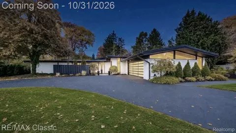 1167 Charrington Rd, Bloomfield Hills, MI 48301