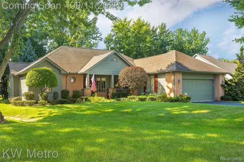 954 Pine Trail Dr, Rochester Hills, MI 48307