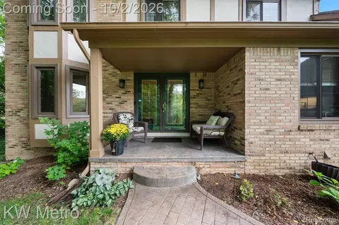 Exterior - 294 Miracle Dr, Troy, MI 48084 photo 2 of 3