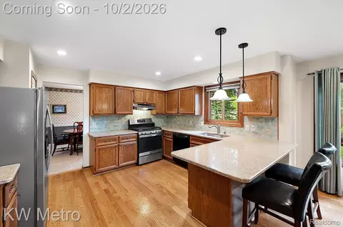 Kitchen - 294 Miracle Dr, Troy, MI 48084 photo 2 of 2