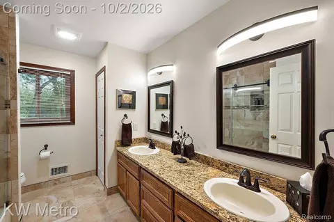 Bath - 294 Miracle Dr, Troy, MI 48084 photo 4 of 5