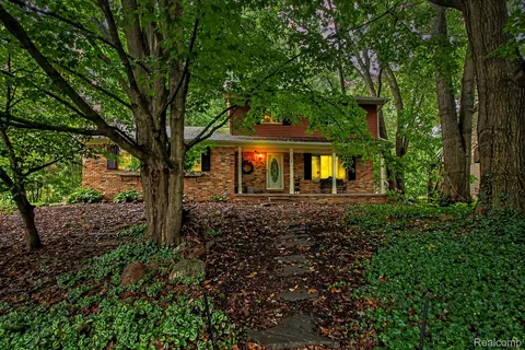 5521 Continental Rd, Grand Blanc, MI 48439