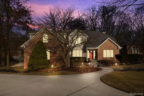 28690 Wintergreen Ct, Farmington Hills, MI 48331