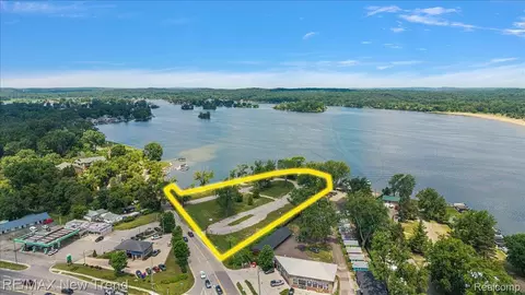 8300 Pontiac Lake Rd, White Lake, MI 48386
