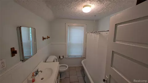 Bath - 420 Columbia St, Algonac, MI 48001 photo 3 of 7
