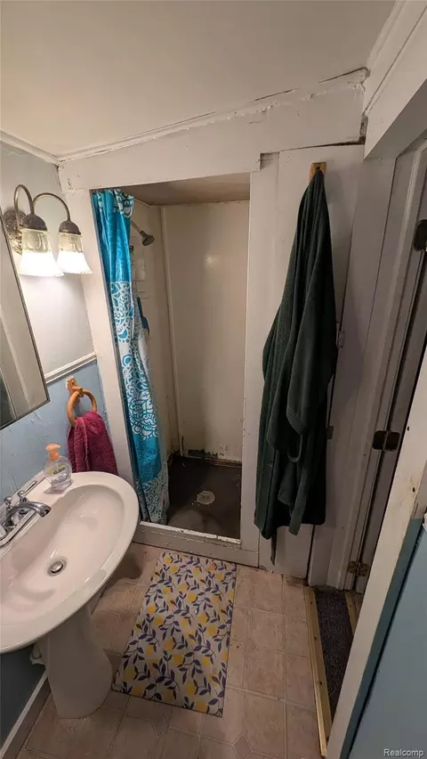 Bath - 420 Columbia St, Algonac, MI 48001 photo 2 of 7