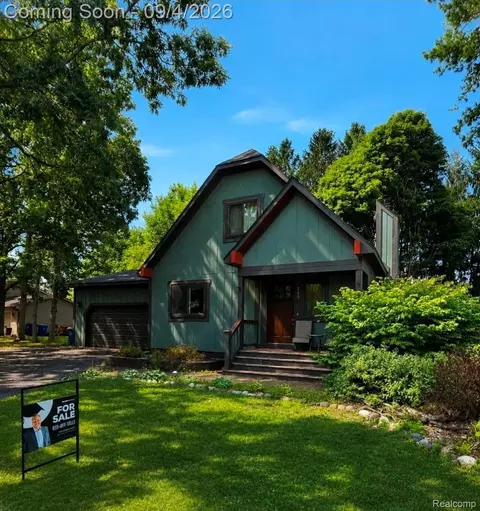 705 Estes Ct, Waterford, MI 48327