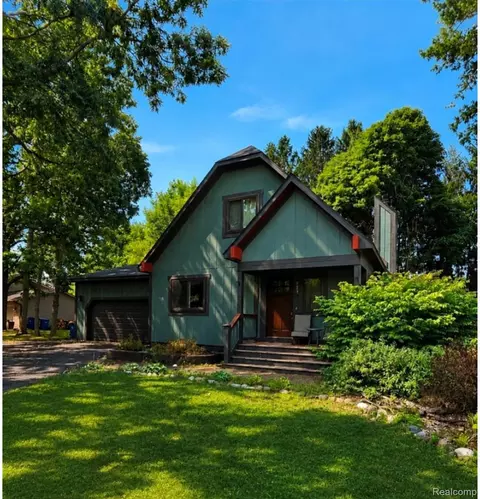 705 Estes Ct, Waterford, MI 48327