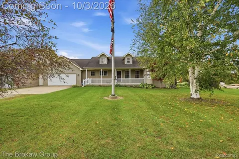 1253 Peppermill Rd, Lapeer, MI 48446