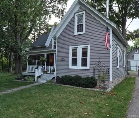 326 School St, Almont, MI 48003