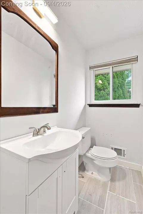 Bath - 37582 Whitney Dr, Wayne, MI 48184 photo 1 of 3