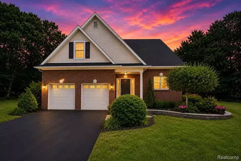 10182 Edgewood Dr, Grand Blanc, MI 48439