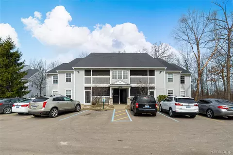 12271 Saint Andrews Way, Fenton, MI 48430