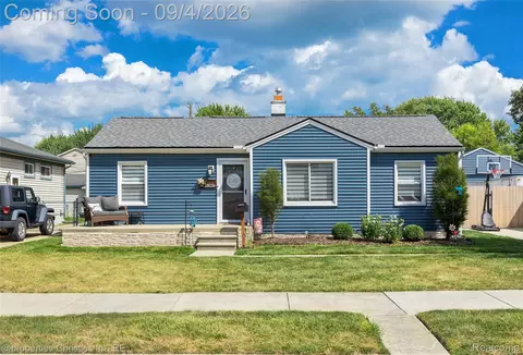 28036 Larchmont St, Saint Clair Shores, MI 48081