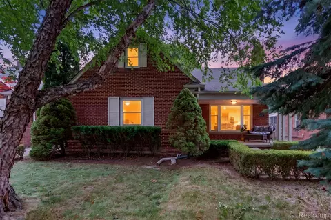 2925 Bembridge Rd, Royal Oak, MI 48073
