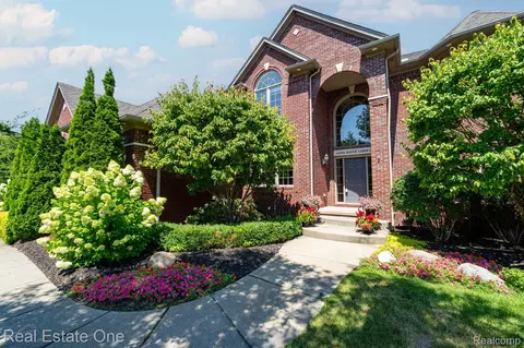 13255 Maple Lawn Dr, Shelby Township, MI 48315