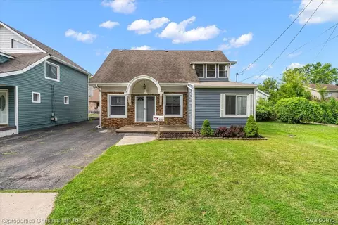 22482 Beach St, Saint Clair Shores, MI 48081
