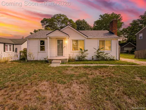 20380 Floral St, Livonia, MI 48152