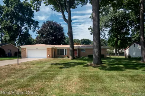 1353 Bielby St, Waterford, MI 48328