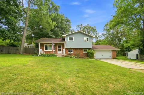 2631 Edgevale Dr, Waterford, MI 48329