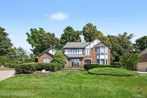 39052 Plumbrook Dr, Farmington Hills, MI 48331