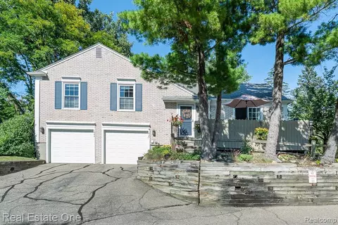 1446 Kings Cove Dr, Rochester Hills, MI 48306