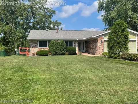 1910 Harwood Dr, Oxford, MI 48371