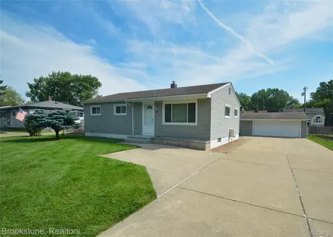 2822 Frembes Rd, Waterford, MI 48329