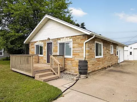 412 Dorothy St, South Lyon, MI 48178