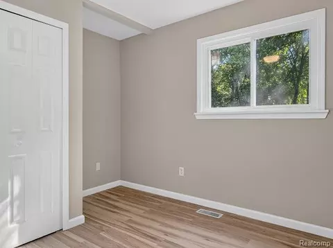 Bedroom - 8564 Windsor Ct, Superior, MI 48198 photo 4 of 9