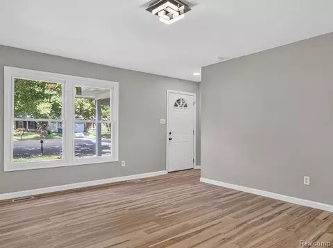 Living - 8564 Windsor Ct, Superior, MI 48198 photo 4 of 8