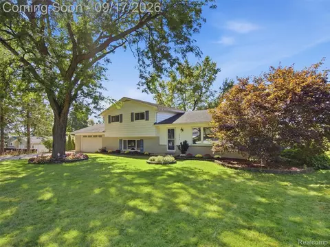 3642 Hi Lure Dr, Orion, MI 48360
