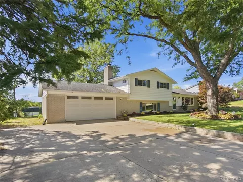 3642 Hi Lure Dr, Orion, MI 48360