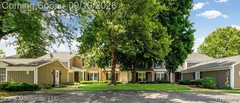 2610 Williamsburg Cir, Auburn Hills, MI 48326
