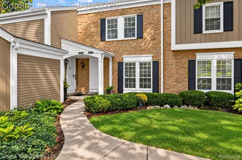 2610 Williamsburg Cir, Auburn Hills, MI 48326