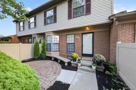 38902 Country Cir #16, Farmington Hills, MI 48331