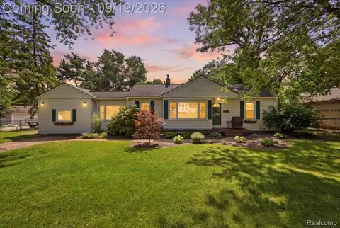 4401 Louella Dr, Waterford, MI 48329