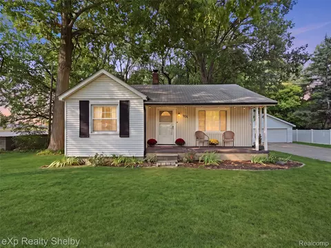 920 W Gardenia Ave, Madison Heights, MI 48071
