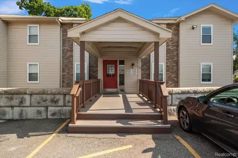 5060 Harbor Oak Dr #49, Waterford, MI 48329