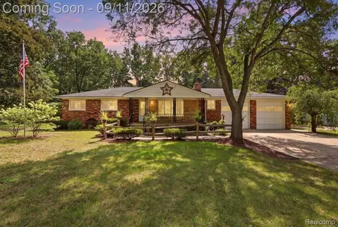 9985 Cedar Island Rd, White Lake, MI 48386
