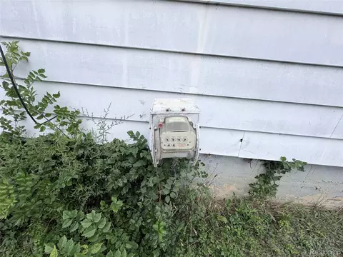 Exterior - 3220 W Ridgeway Ave, Mount Morris, MI 48504 photo 10 of 14
