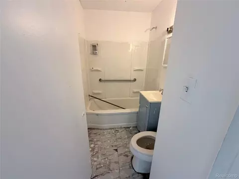 Bath - 3220 W Ridgeway Ave, Mount Morris, MI 48504 photo 1 of 4